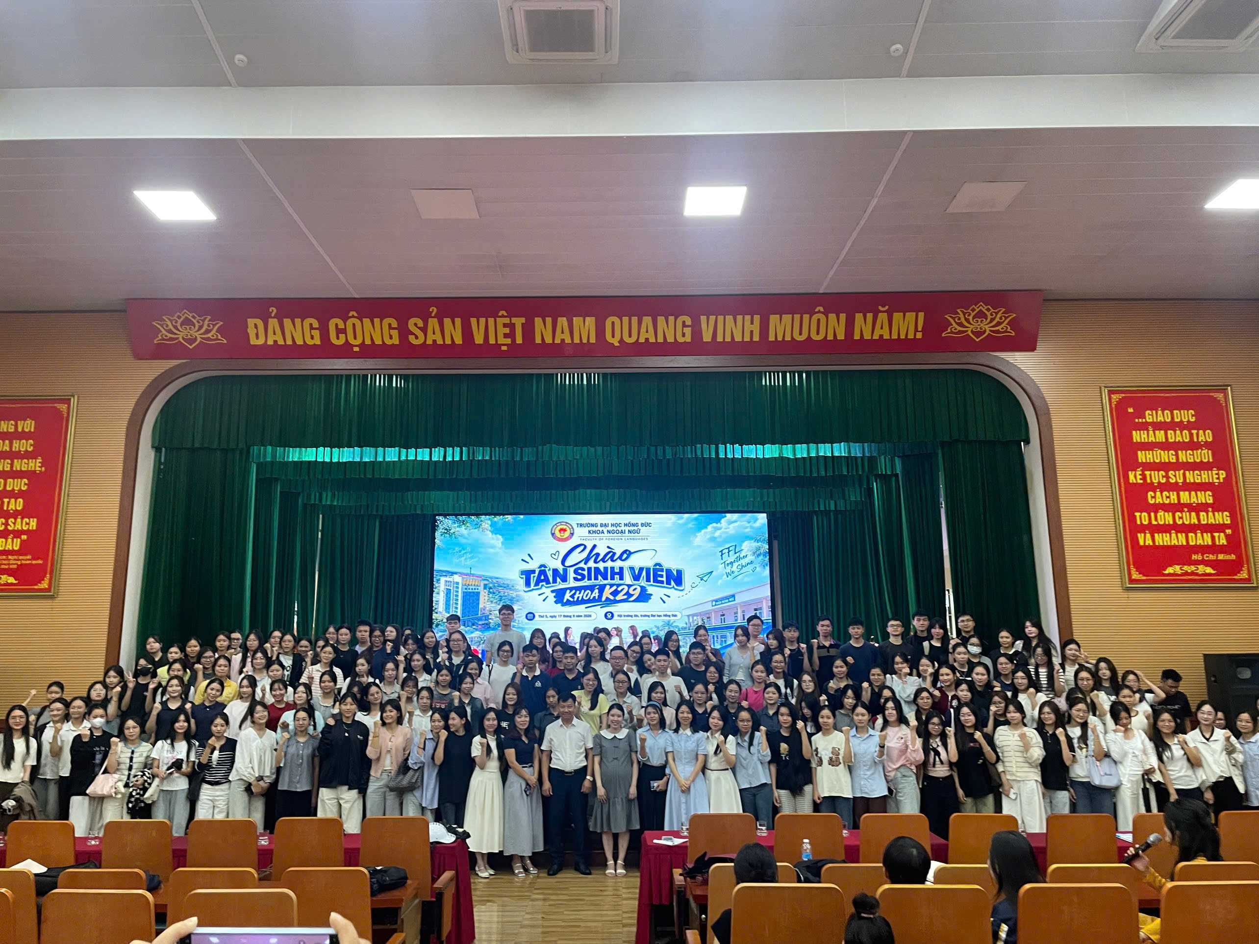 Khoa Ngoại ngữ tổ chức chương trình chào Tân sinh viên K29